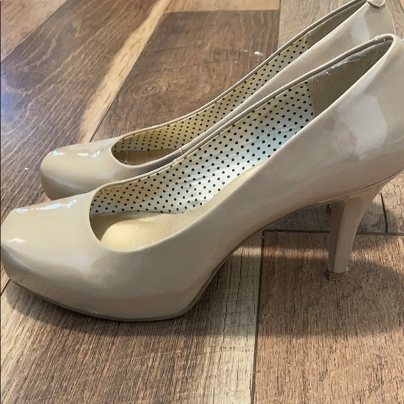 Tan heels - Picture 2 of 4